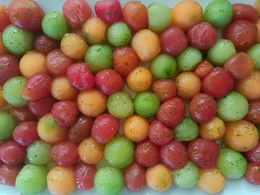 Petites tomates multicolores serrées les unes contre les autres