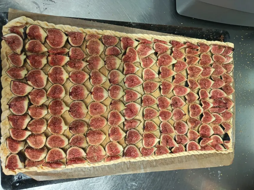 Tarte aux figues en rangées serrées sur une pâte dorée